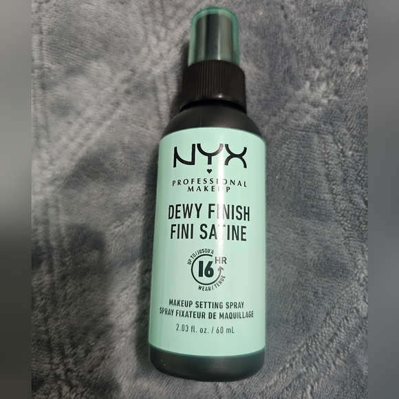 NYX DEWY FINISH Make-Up Setting Spray - Picture 1 of 2